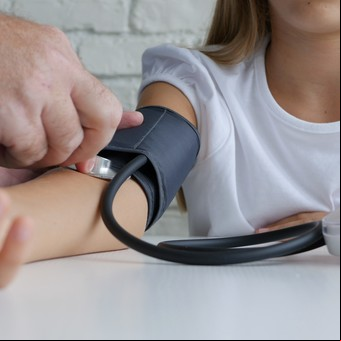 Estos 5 factores de riesgo en la infancia predicen infartos y ACV en la adultez