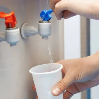 Un jefe obliga a sus empleados a pagar 5 dólares al mes si quieren beber agua