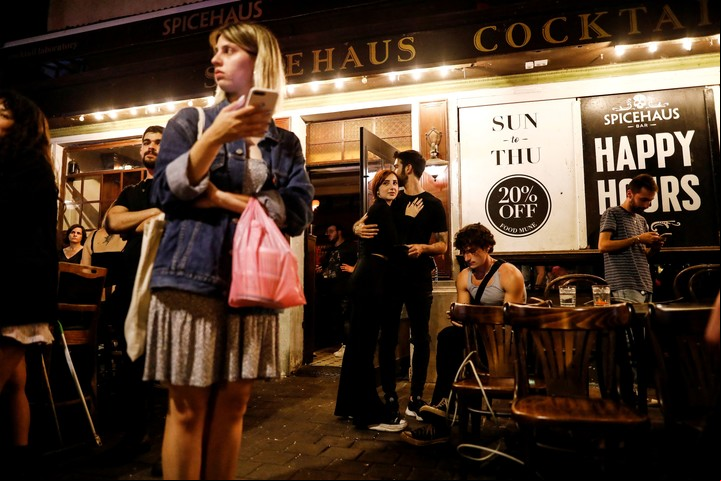 Un grupo de gente en el bar atacado en Tel Aviv. Foto Reuters