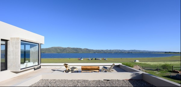 Un refugio que potencia las vistas a las sierras de Córdoba y a un lago