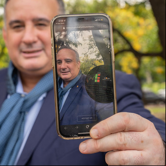 Un holograma de una billetera virtual, la propuesta de Alberto Echegaray Guevara para la Bienal de Venecia