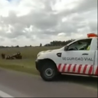 Ruta 2: quiso escapar del control vehicular por la banquina y terminó volcando con su auto cerca de Chascomús