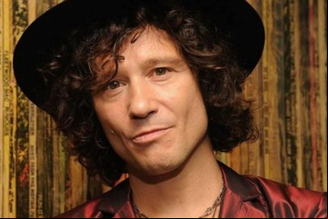 El milagro de Enrique Bunbury, el rockero que no podía cantar más y al final sacó nuevo disco y anunció una gira