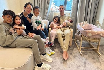 Cristiano Ronaldo volvió a las redes y se mostró con la beba en brazos tras el duro momento