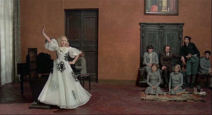 Escena de la pelìcula en la que las mujeres contaban sus sugestivas historias a los señores.