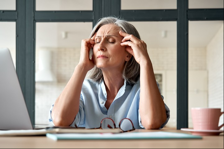 En la mujer el descenso de estrógenos produce los tan famosos calores. Foto Shutterstock.