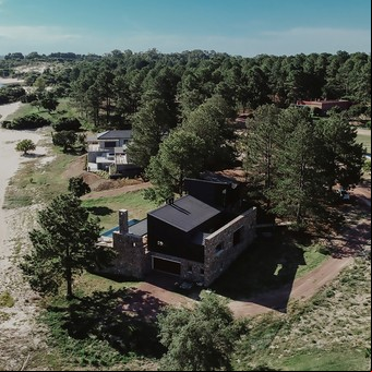 Una vivienda con desniveles que aseguran vistas al río