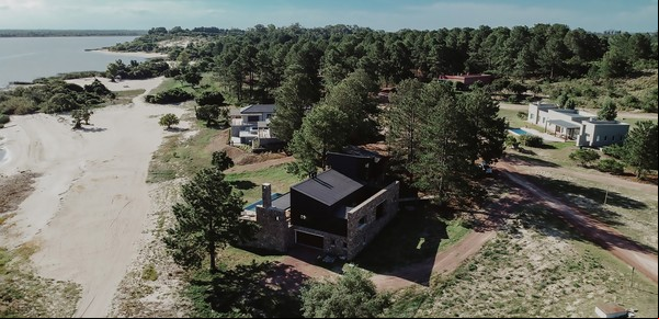 Una vivienda con desniveles que aseguran vistas al río