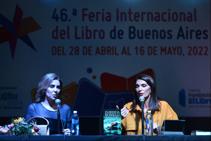 Charla de Florencia Bonelli con Mariana Arias. Foto: Federico Imas