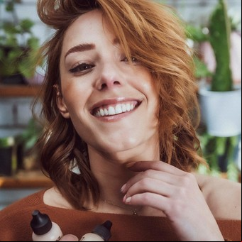 Charlie Arcamone, la maquilladora que pasó de trabajar en cumpleaños de 15 a las pasarelas internacionales