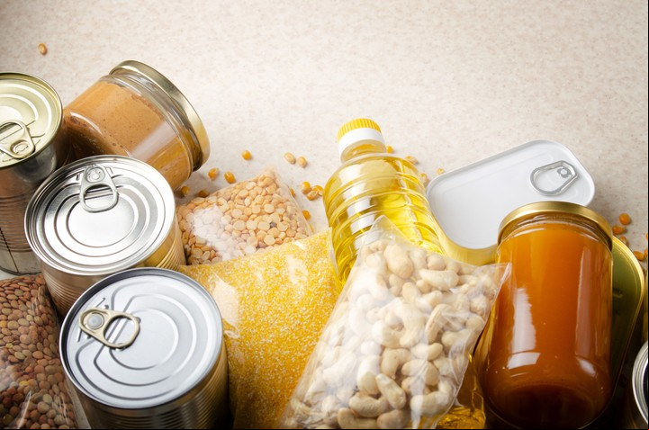 Si bien las latas son un envase seguro, pueden hincharse, abollarse u oxidarse. Foto Shutterstock.