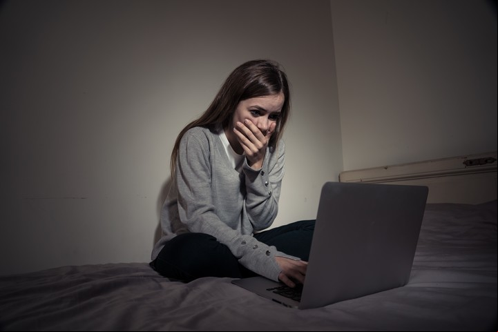 La Defensoría del Pueblo de la Ciudad lanzará campañas de prevención contra el grooming. Foto ilustración Shutterstock.
