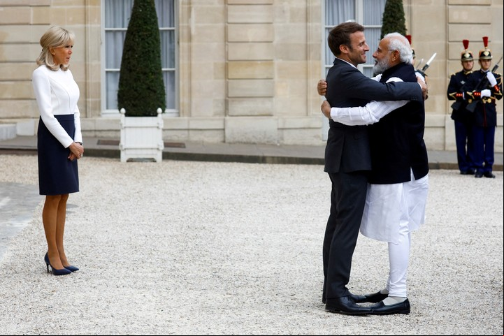 Emmanuel Macron abraza a Modi, ante la mirada de su esposa, Brigitte Macron, Foto REUTERS/Gonzalo Fuentes