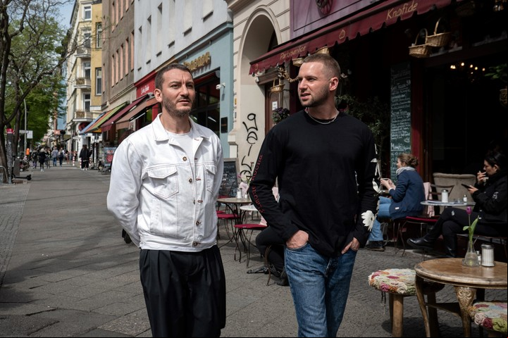 Shainyan, a la izquierda, con su pareja, Alexander Mokshin, durante un paseo por el barrio al que llegaron hace unas semanas en Berlín. Foto Lena Mucha para The New York Times