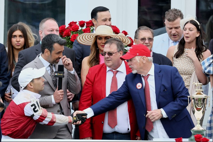 El dueño Rick Dawson (derecha) felicita a Sonny León (izquierda) ante la mirada de  Eric Reed (centro). Foto: AFP