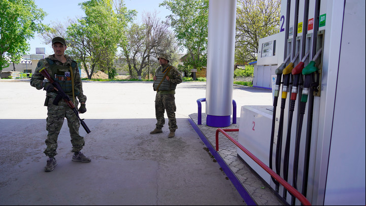 Soldados ucranianos bajo el techo de una estación de servicio para no ser detectados. Foto: Sergio Araujo, enviado especial.