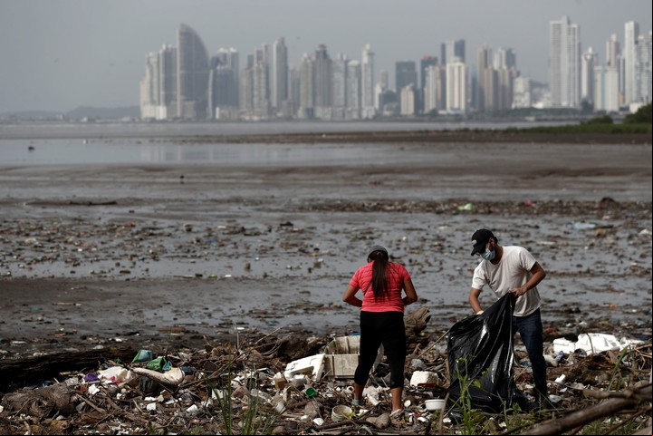 Recolección de basura en las costas de la ciudad de Panamá..Foto: EFE/Bienvenido Velasco