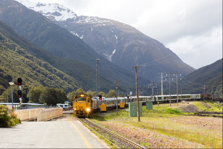 El Tranzalpine atraviesa de costa a costa la isla Sur de Nueva Zelanda. Foto Shutterstock