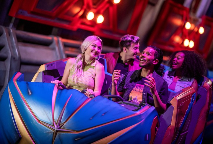 La montaña rusa corre mientras se escuchan temas clásicos de los 70 y los 80. Forto Disney