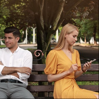 ¿Qué significa sentir atracción por alguien más estando en pareja? Una psicóloga lo explica