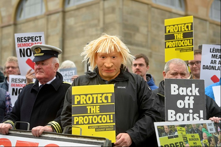 Manifestantes reclaman mantener el protocolo durante una protesta en Irlanda del Norte. Foto: EFE