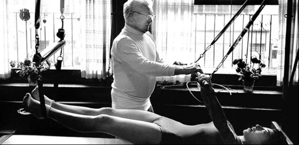 Escuálido, víctima de bullying, decidió ejercitar su cuerpo y creó el método Pilates