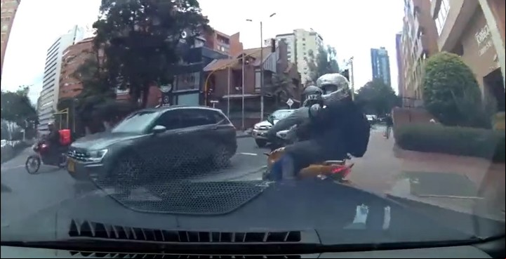 El vehículo impactó contra otros dos autos y, justo en medio, quedaron los dos delincuentes.