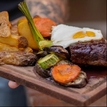 Tapa de asado con papas rústicas y huevos