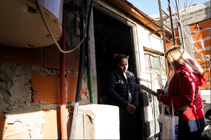 Liliana Picagua alquila y vive con su hija de diez años en el Barrio 31. Foto: Maxi Failla