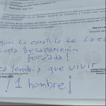 Censo 2022: el fuerte mensaje que pegó el hijo de Julio López en la puerta de su casa durante el censo