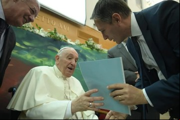 El intendente de Esteban Echeverría visitó al Papa y no estuvo en acto de Alberto