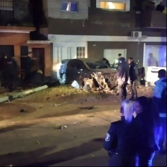 Video: huían de la policía a todo lo que da y tras chocar a otro auto casi terminan adentro de una casa