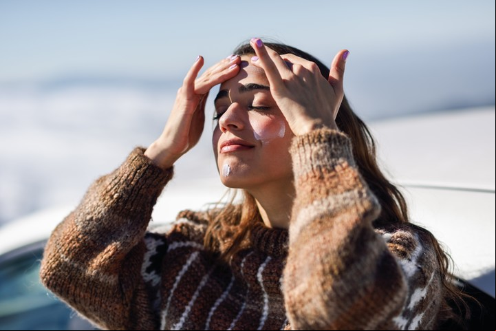 Protegerse de los rayos UV es una de las medidas de prevención más importantes. Foto Shutterstock.
