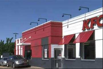 Pidió comida en KFC y halló una broma desubicada de los empleados escrita en una salsa