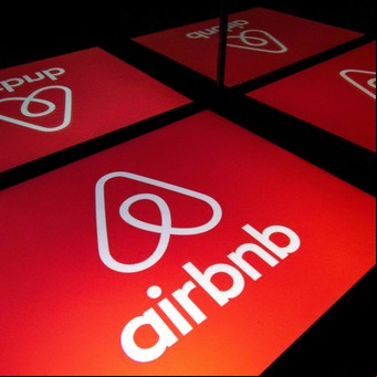 El dueño de un Airbnb no quiso cancelar su reservación y se vengaron de una forma insólita
