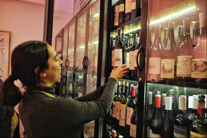 Wine bars como Overo, en Palermo, cuentan con gran oferta de vinos orgánicos. Foto: Martín Bonetto.