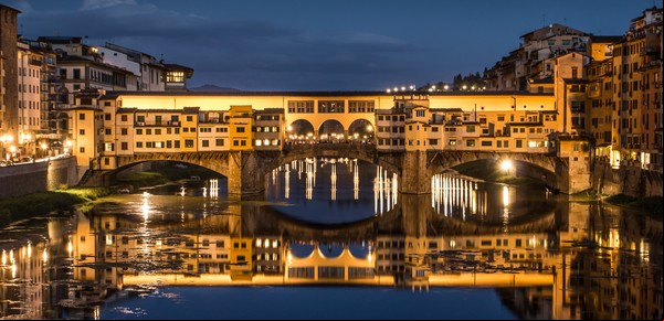 Pintarrajean un lugar histórico en el Ponte Vecchio de Florencia