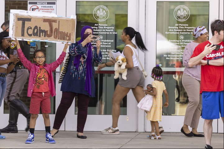 Fans sostienen ,mensajes de apoyo para Johnny Depp. Foto Tasos Katopodis/Getty Images/AFP