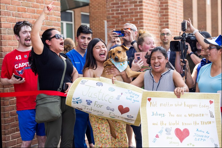 Fans de Johnny Depp celebran el veredicto favorable al actor. Foto EFE