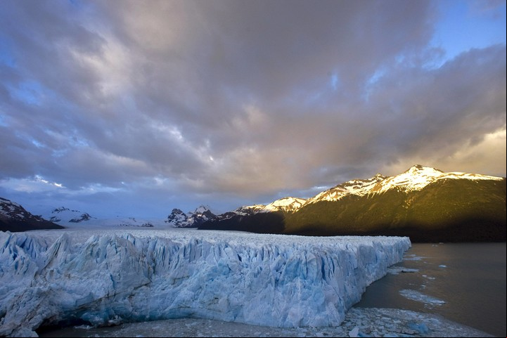 El sol sale sobre el glaciar Perito Moreno, en Santa Cruz. Foto: REUTERS