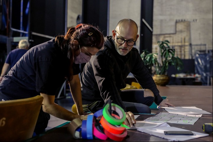 Matías Feldman, director de "La traducción", en un ensayo de la obra estrenada en el Teatro Cervantes.