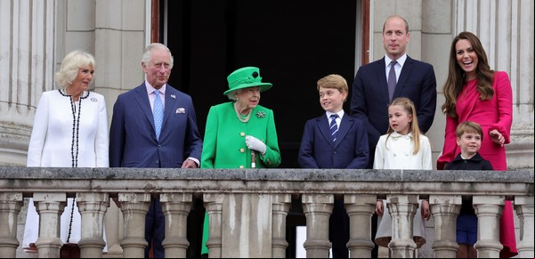 El jubileo de la reina Isabel de Gran Bretaña: nostalgia, emoción y "God save the Queen" cantado por todos