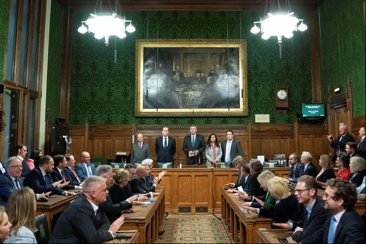 Sir Graham Brady, jefe del Comité de los 1922 del Partido Conservador, anuncia los resultados. Foto AP