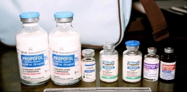 Se encontraron con habitaciones llenas drogas, medicamentos y agujas (Captura de video).