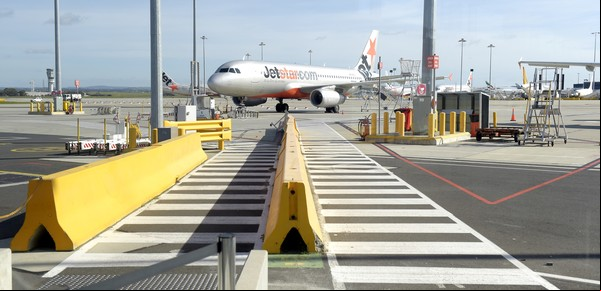 Peligro en el aire: un adolescente subió a un avión con una escopeta y los pasajeros lo enfrentaron