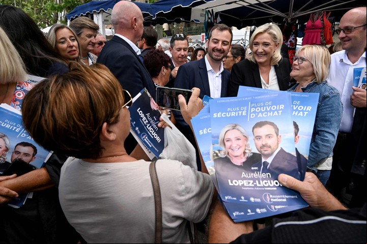 La líder de derecha Marine Le Pen, este jueves en campaña con el candidato de su partido al Congreso. Foto: AFP