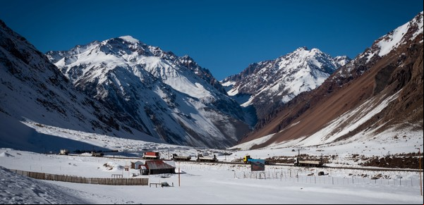 Tras 8 años cerrado, reabre un centro de esquí en Mendoza con juegos en la nieve, travesías 4x4 y patinaje sobre hielo