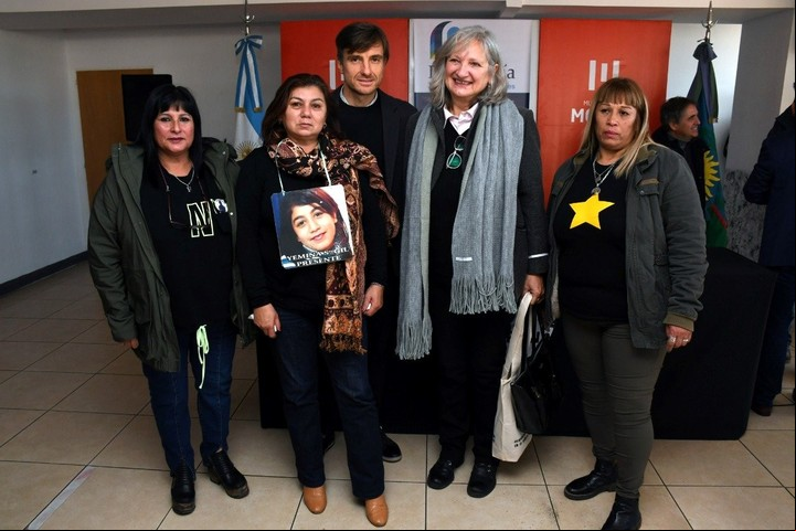 Ghi anunció la firma del decreto junto a representantes de las organizaciones Estrellas Amarillas, Conduciendo a Conciencia y la Unión de Familiares de Víctimas Viales.