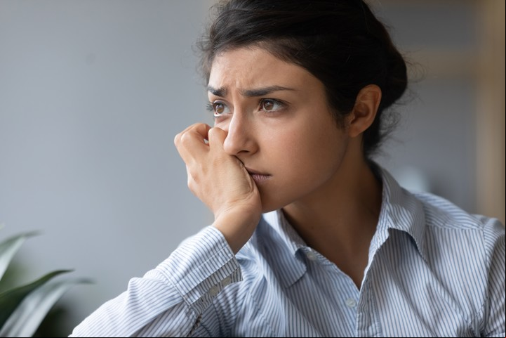 El burnout se caracteriza por un estado de tristeza y negatividad en el trabajo. Foto Shutterstock.