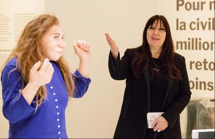Marylène Patou-Mathis (a la derecha) presenta a Kinga, mujer Néandertal ficticia en el Musée de l'Homme.